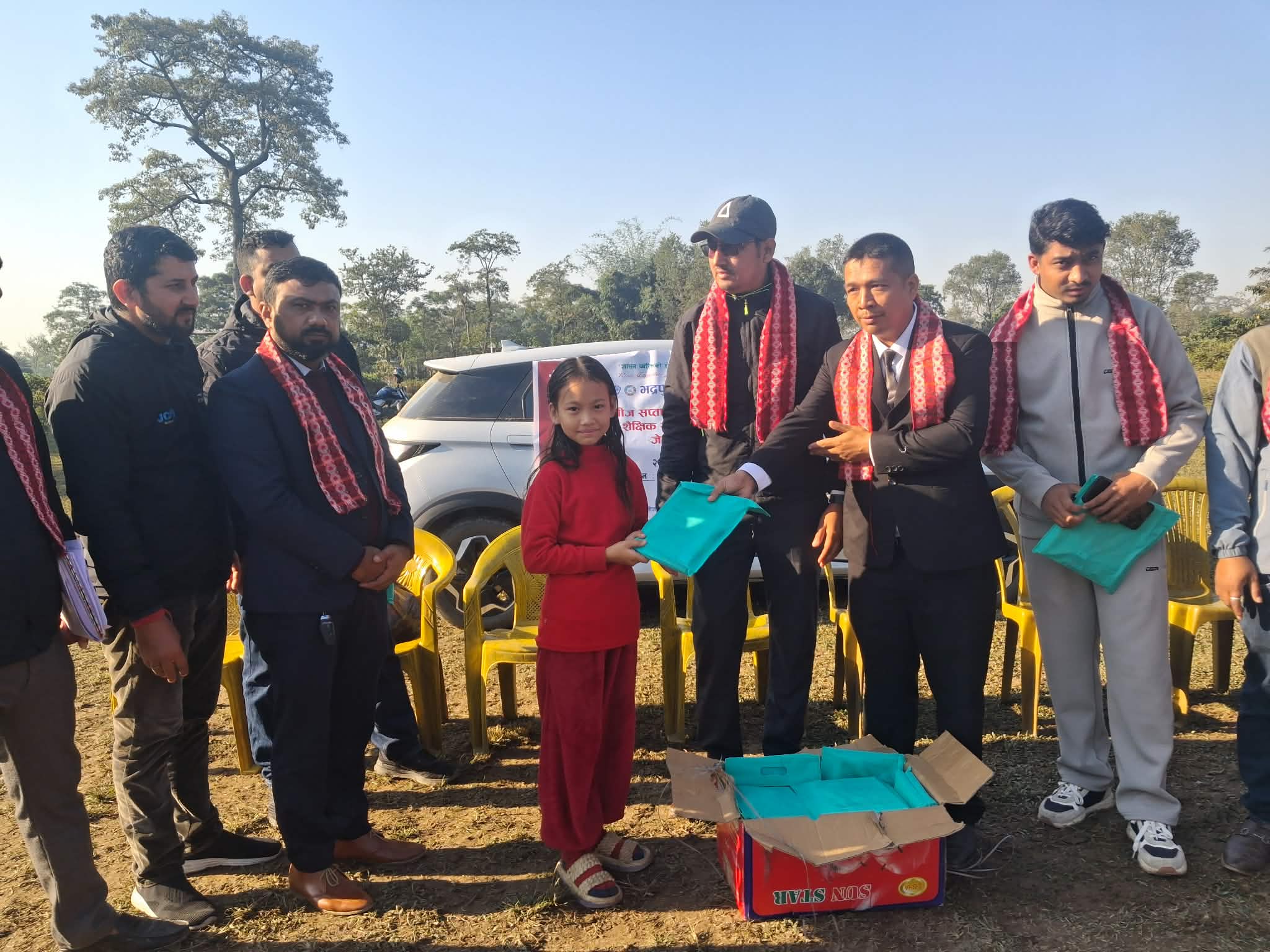 भद्रपुरमा जेसीज सप्ताह सुरु ः ढेना वस्तीका बालबालिकालाई शैक्षिक सामग्री वितरण