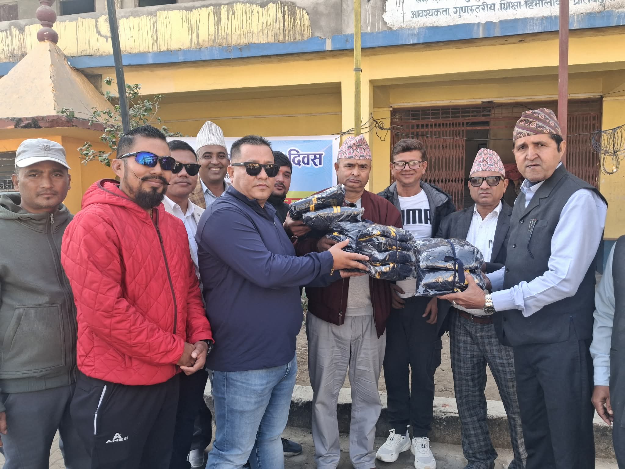 निर्माण दिवसमा निर्माण व्यवसायी संघ झापाद्वारा न्यानो कपडा वितरण